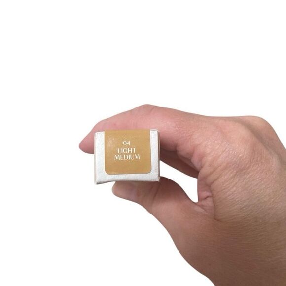 GloWish 04 By HUDA BEAUTY Bright Light Sheer Concealer Light Medium 04 0.35oz - Picture 2 of 12